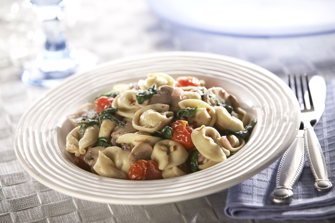 Cheese Tortellini with Spinach, Tomatoes, and Mushrooms